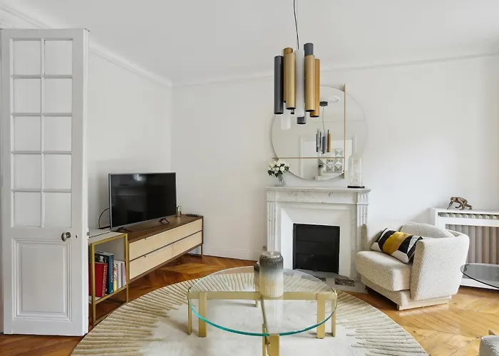 2 Bedroom Luxurious Apartment Next To Arc De Triumphe